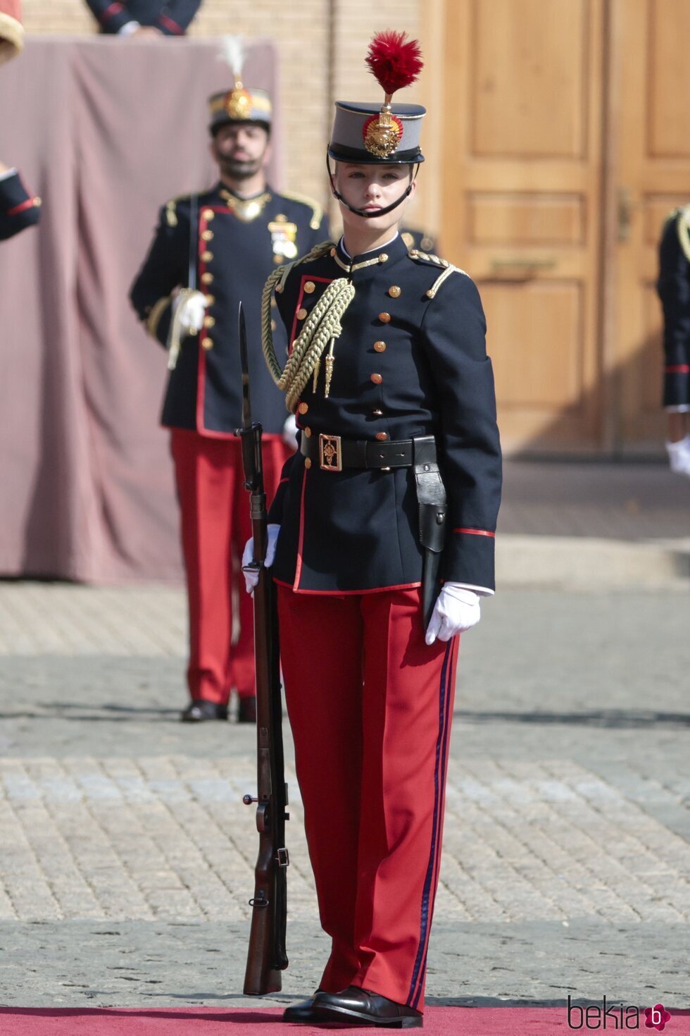 La Princesa Leonor con el uniforme de gala del Ejército de Tierra y fusil en su Jura de Bandera