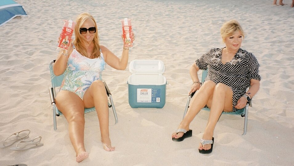 Terelu y Belén Esteban en la playa en la foto promocional de '¡Sálvese quien pueda!' de Netflix