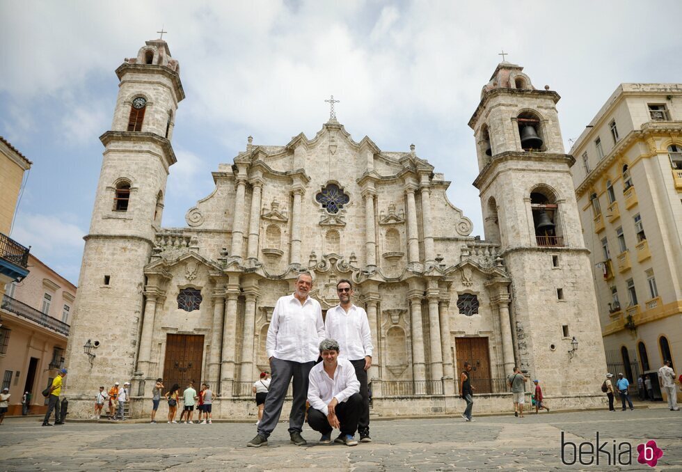 Carmen Mola ante la Catedral de La Habana