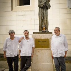 Carmen Mola con la estatua de Dante Alighieri en La Habana