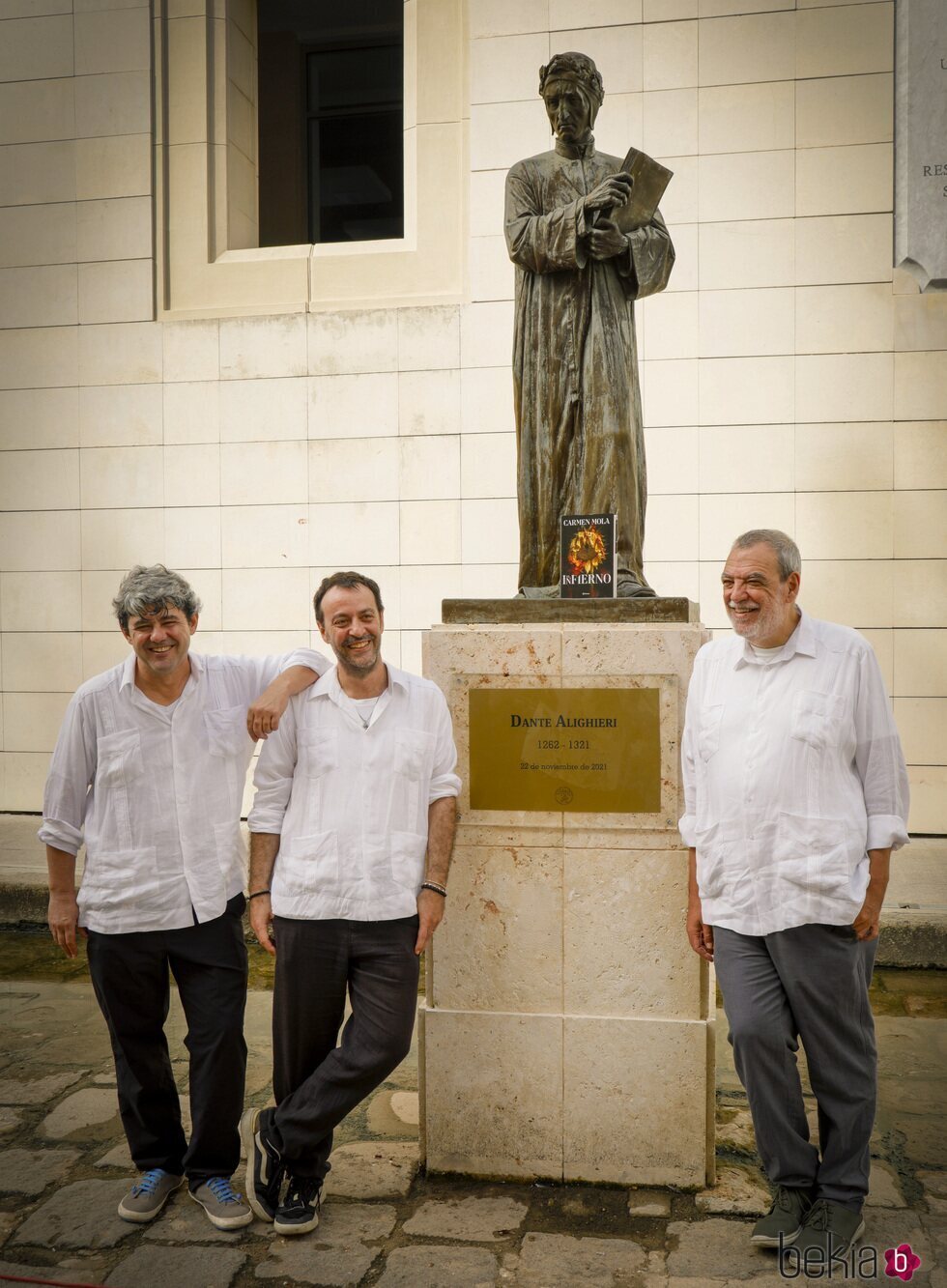 Carmen Mola con la estatua de Dante Alighieri en La Habana