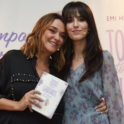Toñi Moreno apoya a Emi Huelva en la presentación de su libro 'Todo lo que ganamos'