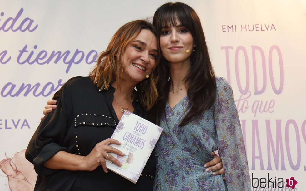 Toñi Moreno apoya a Emi Huelva en la presentación de su libro 'Todo lo que ganamos'