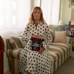 Pilar Eyre con su novela 'De amor y de guerra' en el salón de su casa
