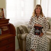 Pilar Eyre con su novela 'De amor y de guerra' en el salón de su casa