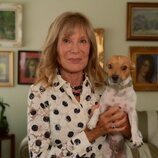 Pilar Eyre y su perro Brody en su casa de Barcelona