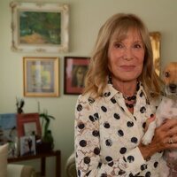 Pilar Eyre y su perro Brody en su casa de Barcelona