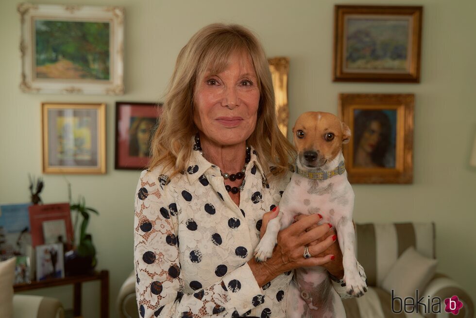 Pilar Eyre y su perro Brody en su casa de Barcelona