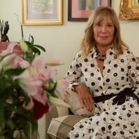 Pilar Eyre posa en el sofá de su casa de Barcelona