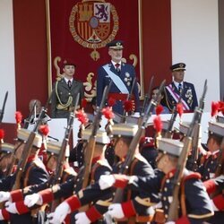 La Princesa Leonor y el Rey Felipe VI presidiendo el desfile militar del Día de la Hispanidad 2023
