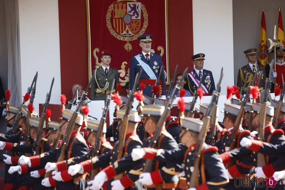 La Princesa Leonor y el Rey Felipe VI presidiendo el desfile militar del Día de la Hispanidad 2023
