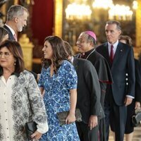 Teresa Urquijo, novia de Almeida, saludando a los Reyes Felipe y Letizia y la Princesa Leonor en la recepción del Día de la Hispanidad 2023