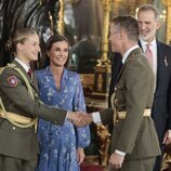 La Princesa Leonor saludando a uno de sus compañeros de la Academia Militar en la recepción en el Palacio Real por el Día de la Hispanidad 2023