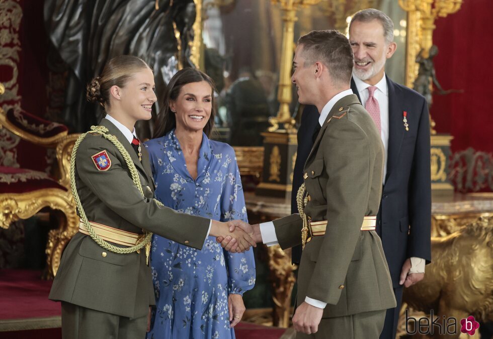 La Princesa Leonor saludando a uno de sus compañeros de la Academia Militar en la recepción en el Palacio Real por el Día de la Hispanidad 2023
