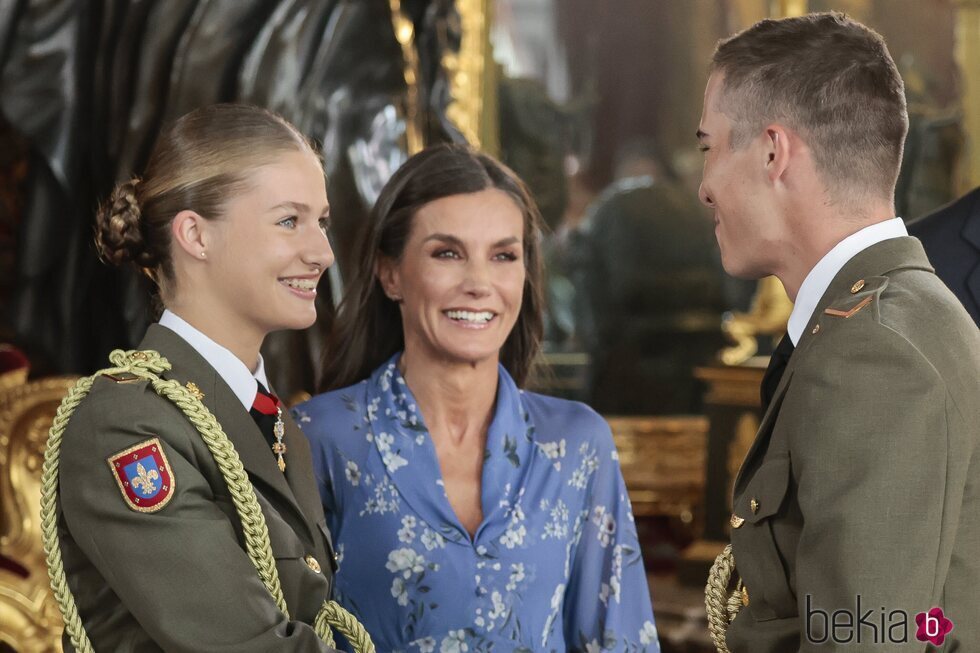 La Princesa Leonor saluda con una sonrisa a un compañero de la Academia Militar en la recepción en el Palacio Real por el Día de la Hispanidad 2023