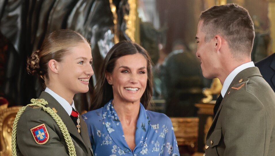 La Princesa Leonor saluda con una sonrisa a un compañero de la Academia Militar en la recepción en el Palacio Real por el Día de la Hispanidad 2023