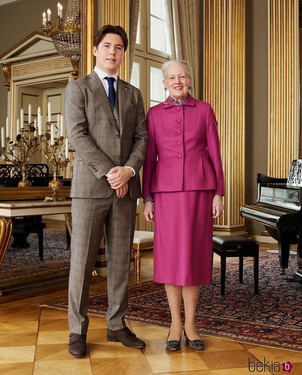 La Reina Margarita de Dinamarca con Christian de Dinamarca el día de su 18 cumpleaños