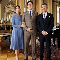 Christian de Dinamarca con sus padres, Federico y Mary de Dinamarca, el día de su 18 cumpleaños