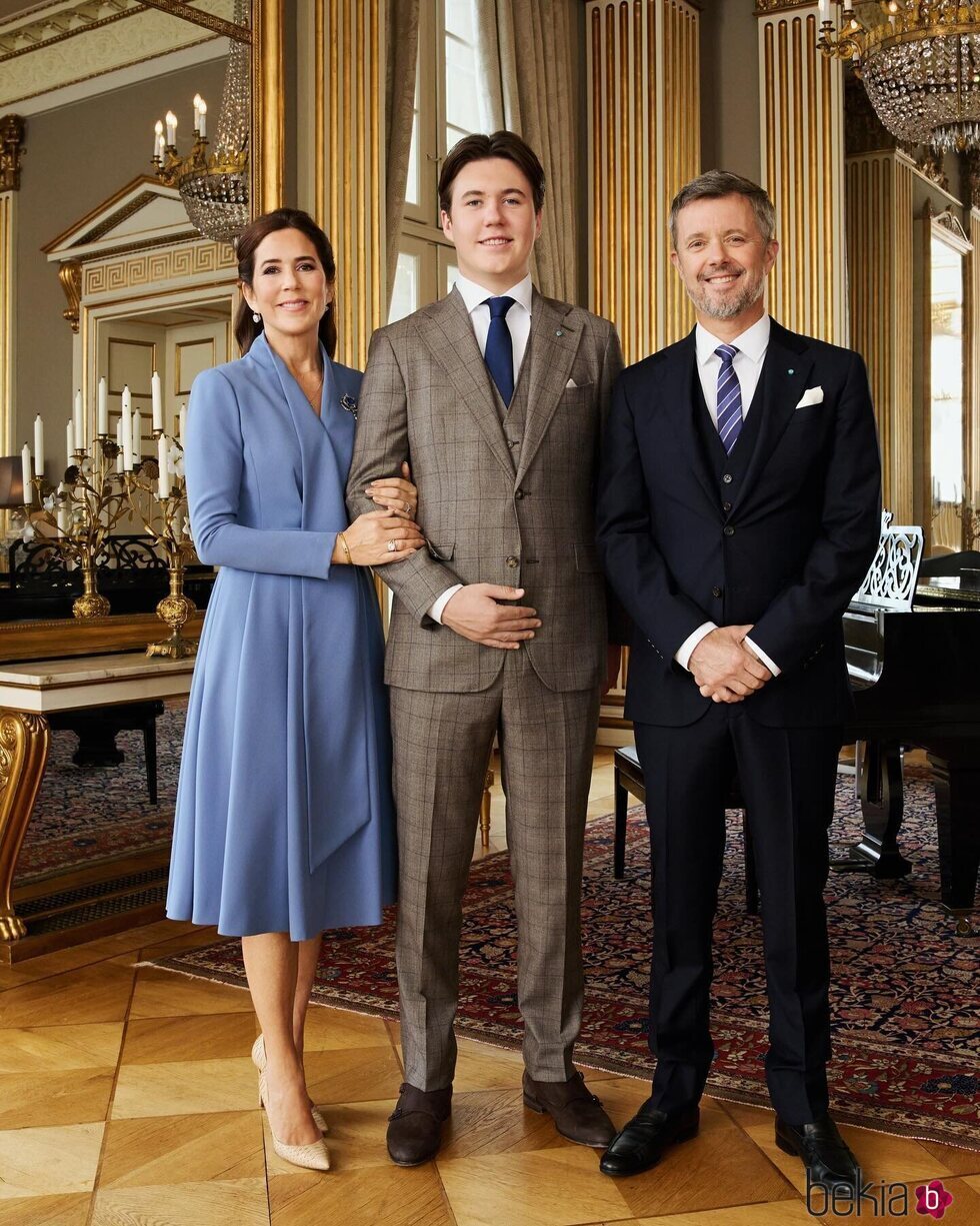 Christian de Dinamarca con sus padres, Federico y Mary de Dinamarca, el día de su 18 cumpleaños