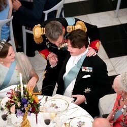 El Príncipe Federico abraza a su hijo en la cena de gala del 18 cumpleaños del Príncipe Christian
