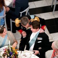 El Príncipe Federico abraza a su hijo en la cena de gala del 18 cumpleaños del Príncipe Christian