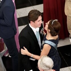 La Princesa Mary abraza a su hijo en la cena de gala del 18 cumpleaños del Príncipe Christian