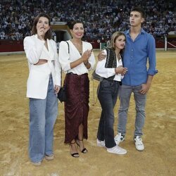 Alba Díaz, Virginia Troconis, Manu Díaz y Triana Díaz en la despedida de 'El Cordobés'