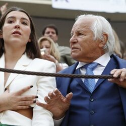 Alba Díaz y su abuelo Manuel Benítez en la despedida de los ruedos de 'El Cordobés'