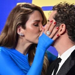 David Bisbal y Rosanna Zanetti besándose en el estreno de su documental