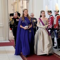 Amalia de Holanda con la Tiara Collar de Zafiros y Elisabeth de Bélgica con la Tiara Wolfers en la cena de gala por el 18 cumpleaños de Christian de Dinama