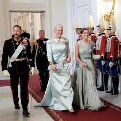 Haakon y Mette-Marit de Noruega y su hija Ingrid Alexandra de Noruega en el 18 cumpleaños de Christian de Dinamarca