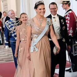 Victoria y Daniel de Suecia y su hija Estelle de Suecia en el 18 cumpleaños de Christian de Dinamarca