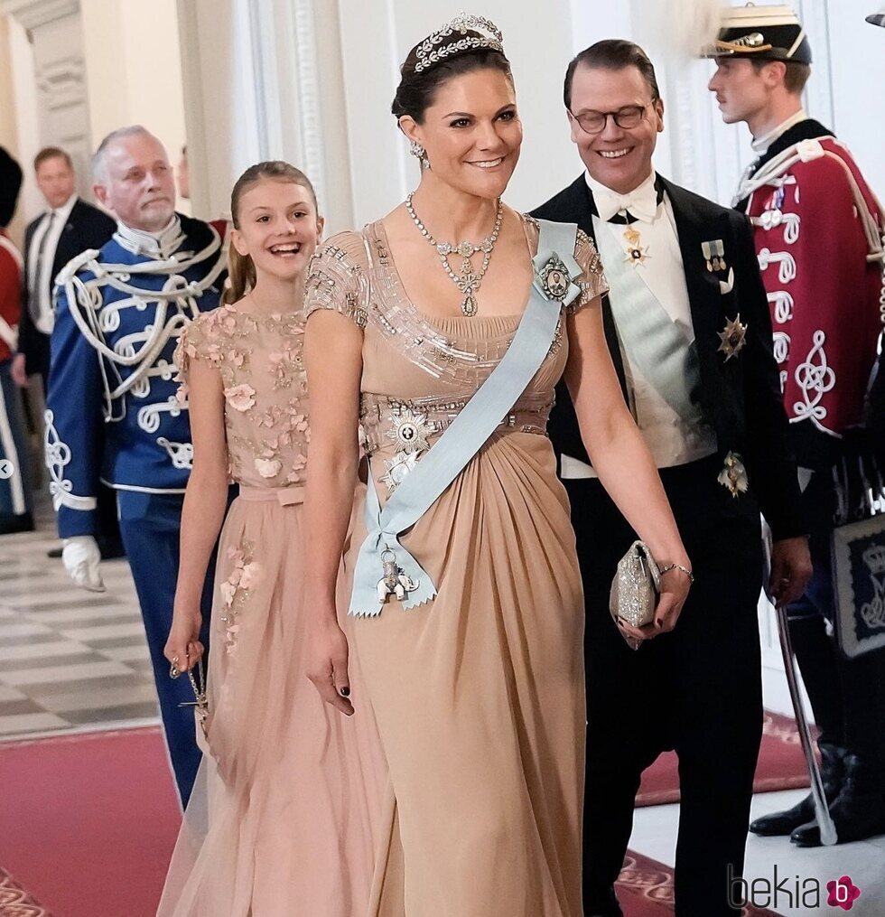 Victoria y Daniel de Suecia y su hija Estelle de Suecia en el 18 cumpleaños de Christian de Dinamarca
