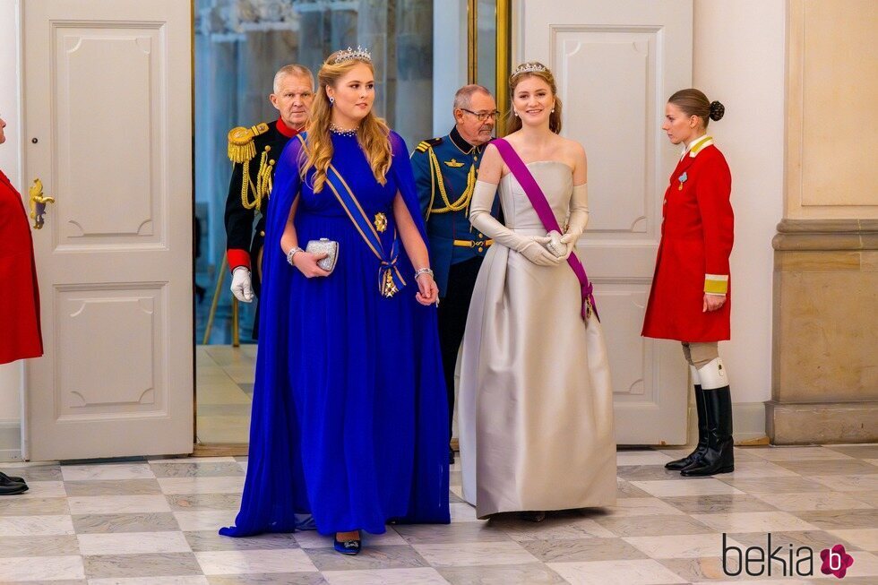 Amalia de Holanda y Elisabeth de Bélgica en la cena de gala por el 18 cumpleaños de Christian de Dinamarca