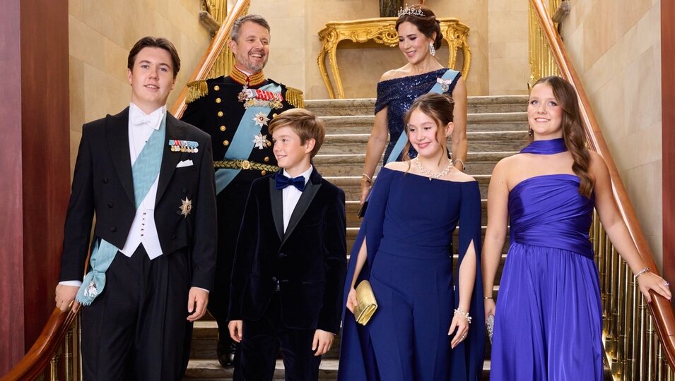 Foto oficial de Federico y Mary de Dinamarca con sus hijos en el 18 cumpleaños de Christian de Dinamarca