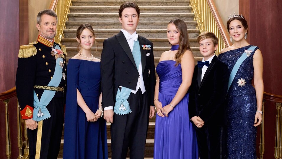 Foto oficial de Christian de Dinamarca con sus padres y hermanos en su 18 cumpleaños