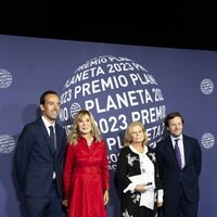 Pilar Eyre y su hijo en el Premio Planeta 2023