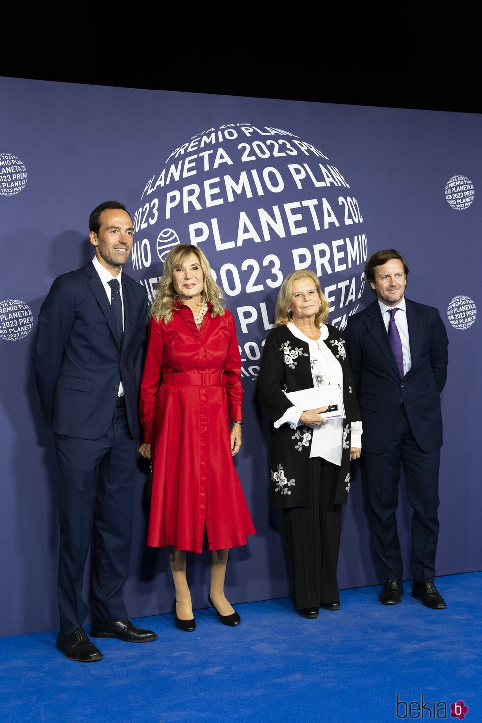 Pilar Eyre y su hijo en el Premio Planeta 2023