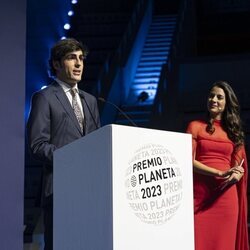 Alfonso Goizueta en su discurso como finalista del Premio Planeta 2023