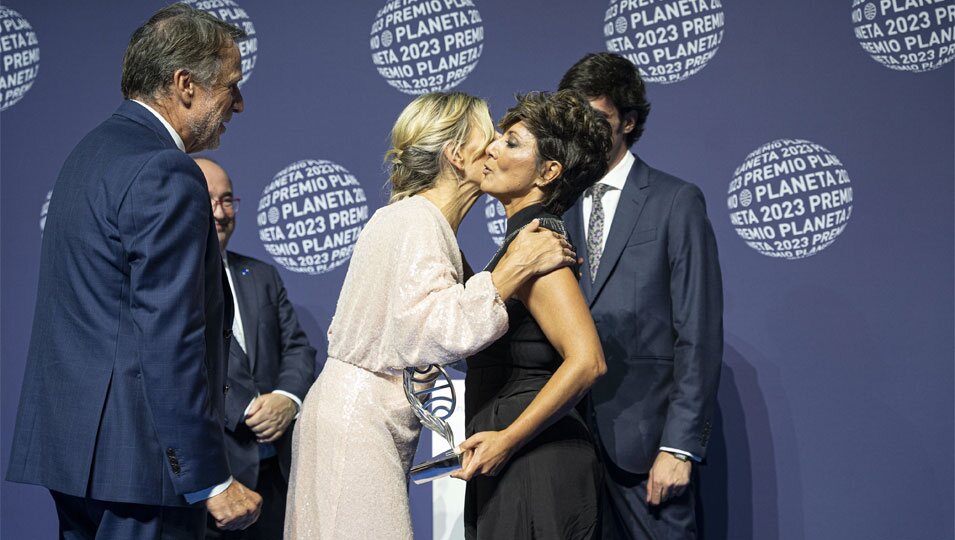Yolanda Díaz besa a Sonsoles Ónega en el Premio Planeta 2023