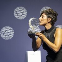 Sonsoles Ónega besando su trofeo como ganadora del Premio Planeta 2023