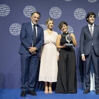 Sonsoles Ónega y Alfonso Goizueta posan con José Crehueras, Yolanda Díaz y Miquel Iceta en el Premio Planeta 2023