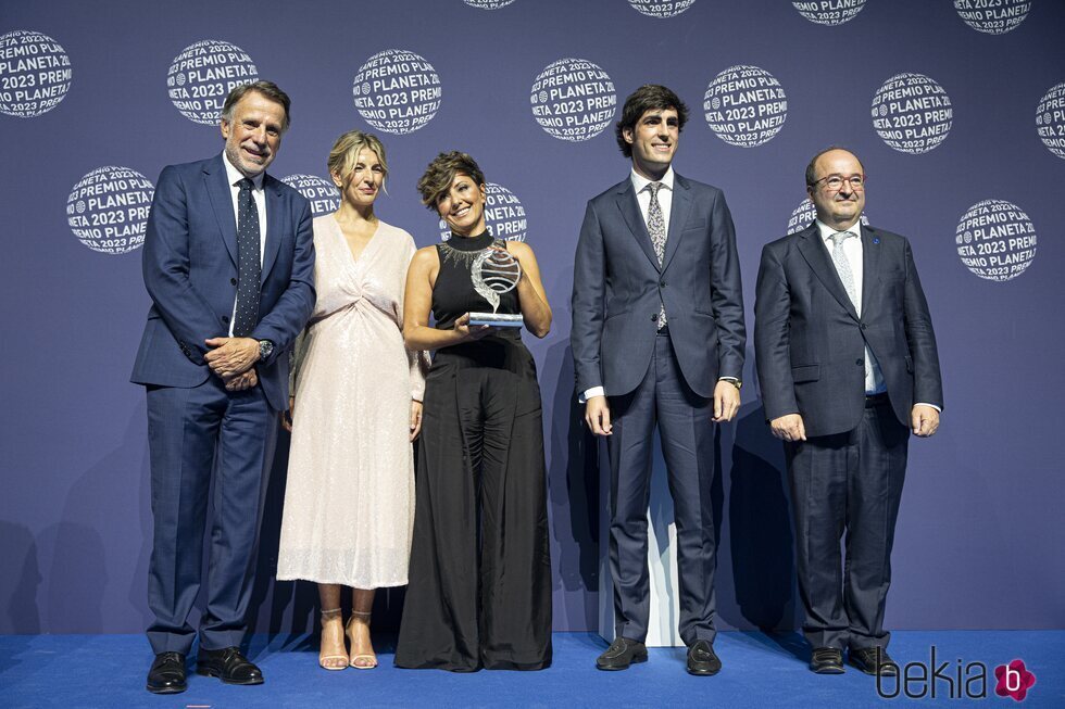 Sonsoles Ónega y Alfonso Goizueta posan con José Crehueras, Yolanda Díaz y Miquel Iceta en el Premio Planeta 2023