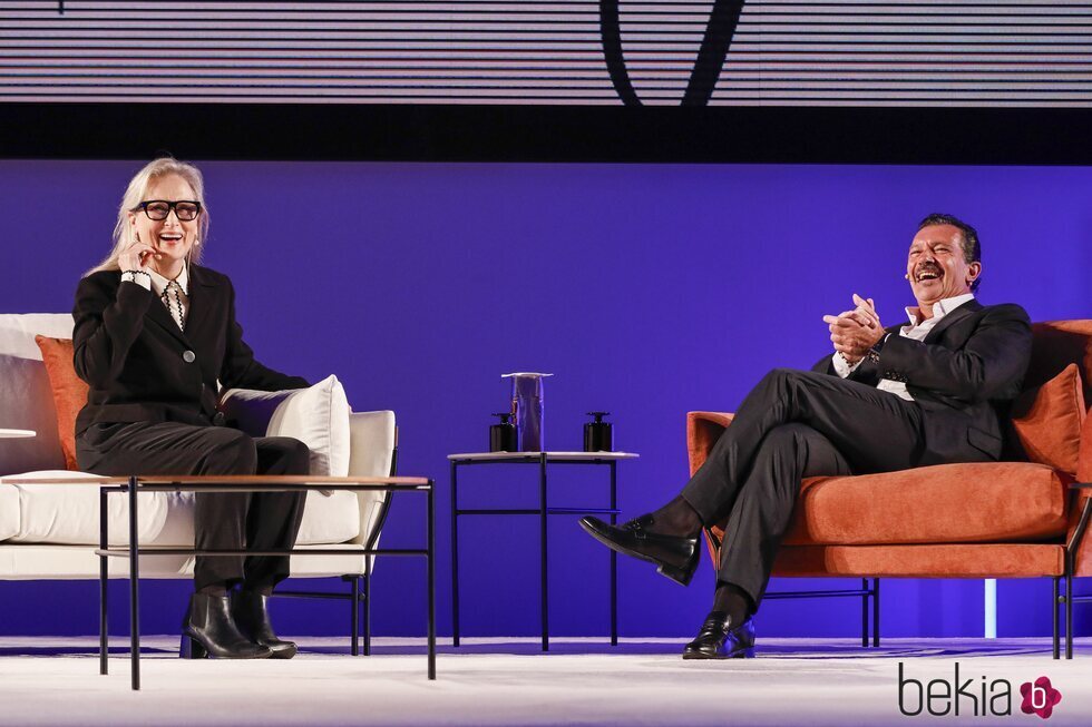 Meryl Streep y Antonio Banderas charlando en la previa a los Premios Princesa de Asturias 2023