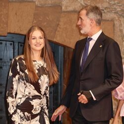 La Princesa Leonor y el Rey Felipe VI con una férula en la mano izquierda en el Concierto de los Premios Princesa de Asturias 2023