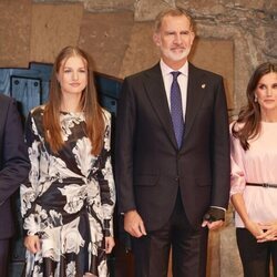 El Rey Felipe VI lesionado, la Reina Letizia, la Princesa Leonor y la Infanta Sofía en el Concierto de los Premios Princesa de Asturias 2023