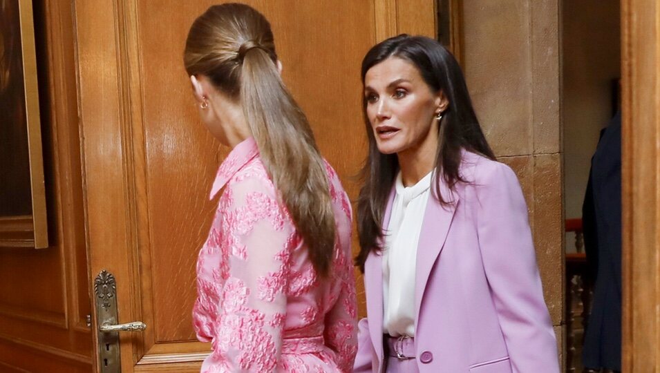 La Reina Letizia habla con la Princesa Leonor en las audiencias por los Premios Princesa de Asturias 2023