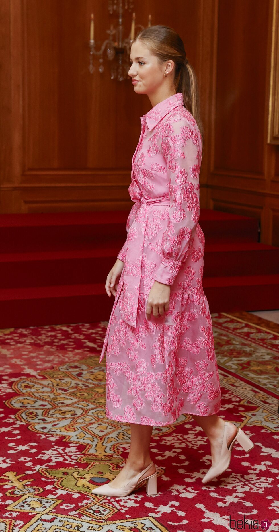 La Princesa Leonor con un vestido rosa con semitransparencias de Simorra en las audiencias de los Premios Princesa de Asturias 2023