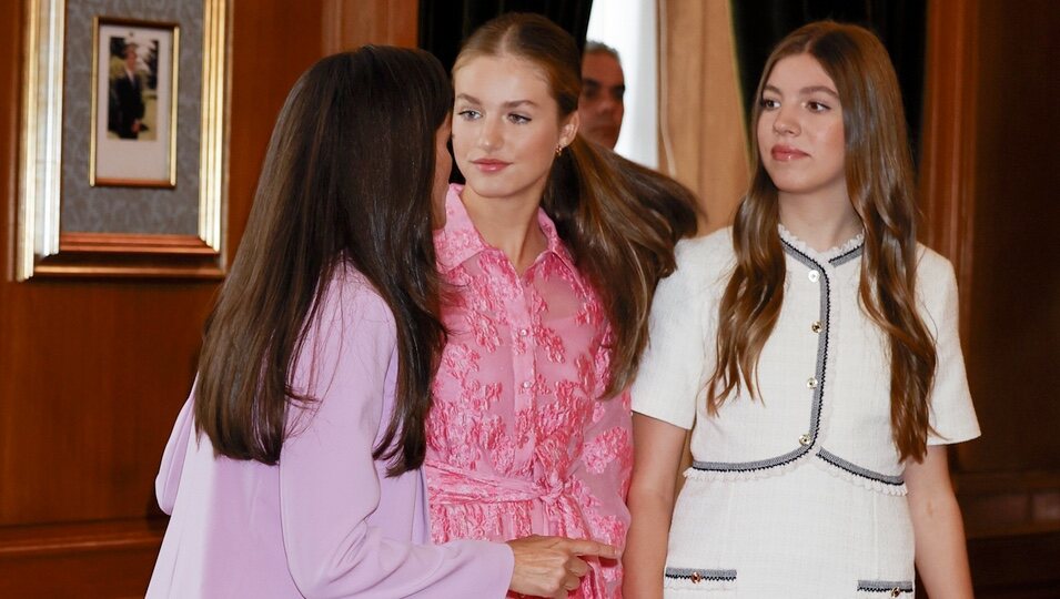 La Reina Letizia da indicaciones a la Princesa Leonor y la Infanta Sofía en las audiencias de los Premios Princesa de Asturias 2023