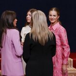 La Reina Letizia, la Princesa Leonor y la Infanta Sofía charlando con Meryl Streep en la audiencia previa a los Princesa de Asturias 2023